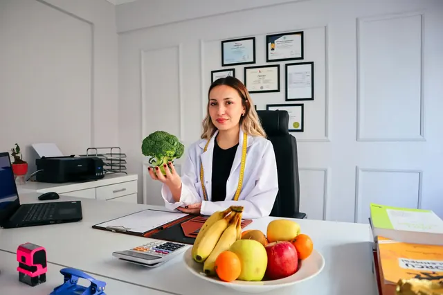 A professional and friendly Medikompetg nutritional consultant in a modern office setting surrounded by vitamin products and health resources